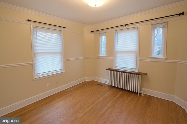 Building Photo - 10001 Dallas Ave