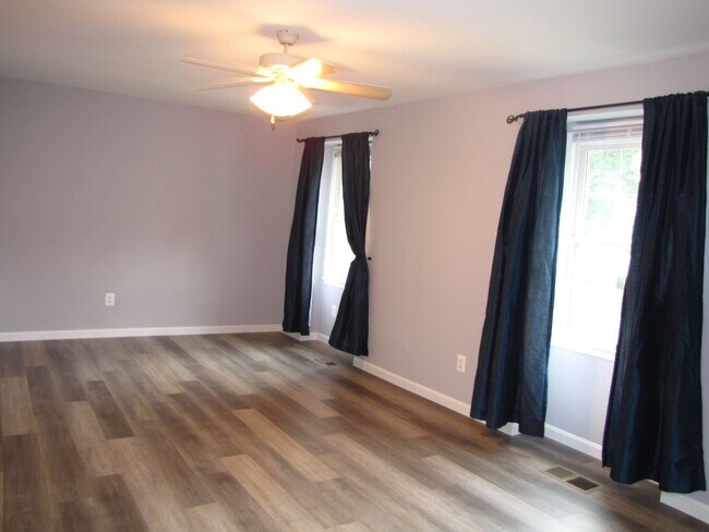 Building Photo - Beautifully updated brick end-unit townhou...