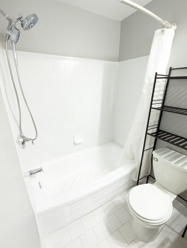 Building Photo - Two bedroom first floor condo in Jefferson...