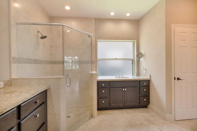 Building Photo - 12372 Cascades Pointe Dr