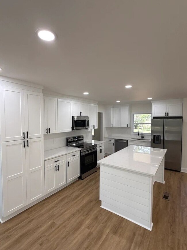 Building Photo - Spacious 4BR/3BA Retreat in Decatur