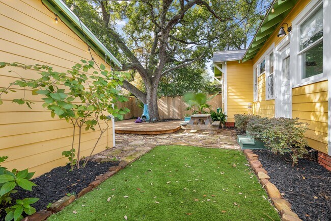 Building Photo - 4823 Fannin Dr