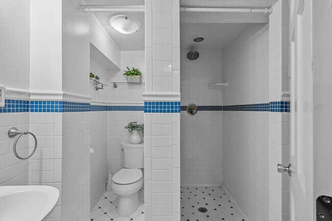 Building Photo - Updated 3-Bedroom, 2-Bath Home in the Hear...