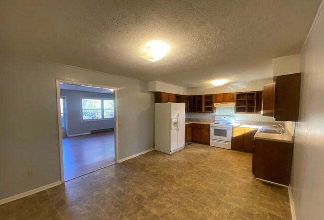 Building Photo - 428 Fairgrounds Rd