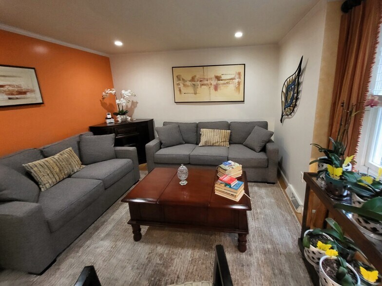 Building Photo - 16 Pinecrest Vlg