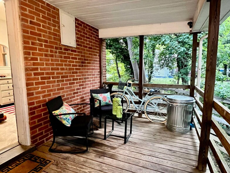 Building Photo - 511 Bowling St