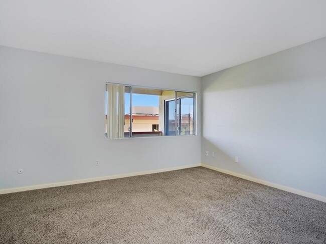 Building Photo - 6868 Hyde Park Dr