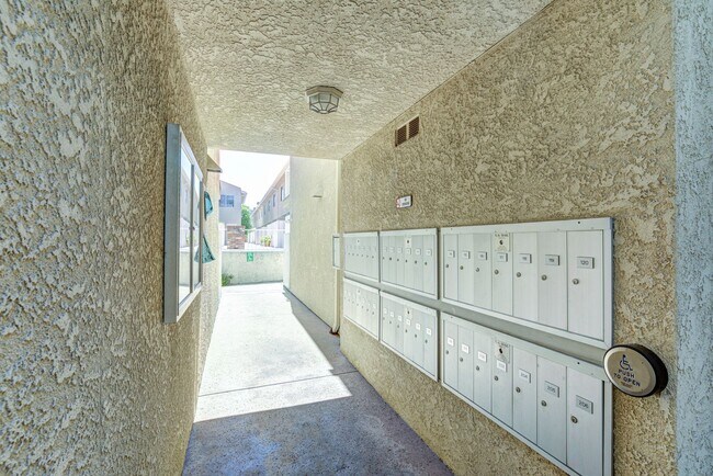 Building Photo - 4558 Willis Ave