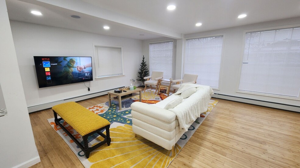 Building Photo - 150 E Walnut St