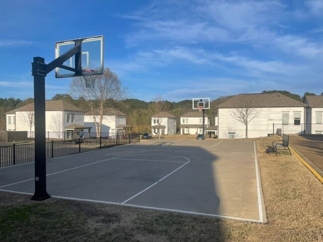 Building Photo - 4BD/4BA FURNISHED ROWANDALE UNIT