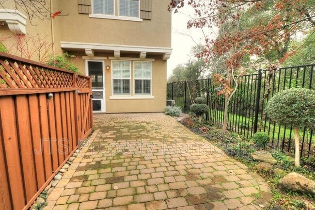 Building Photo - 217 Barnhill Dr