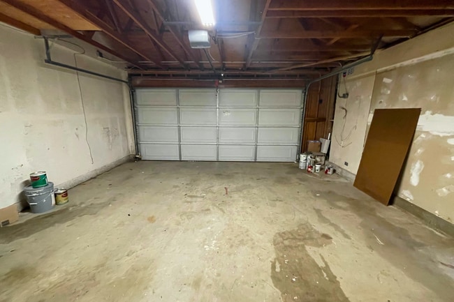 Building Photo - 4 Bed/2 Bath | Plus Office/Den | Single St...