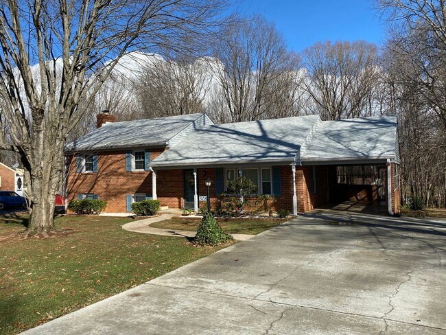 Building Photo - 308 College Park Dr