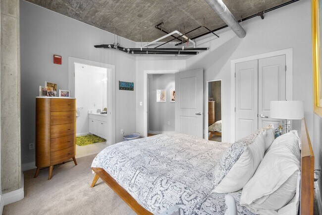 Building Photo - 2 Bed 2 Bath - Mount Vernon Condo - Garage Parking Space Included