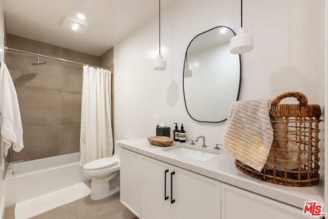 Building Photo - 1351 N Crescent Heights Blvd