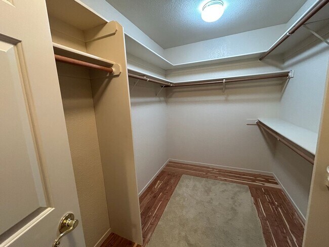Building Photo - 8280 Oakmont Dr