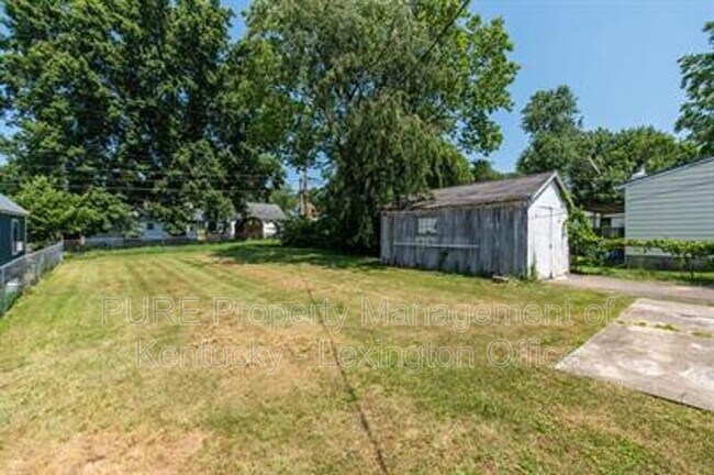 Building Photo - 817 Marcellus Dr