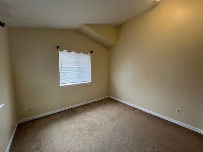 Building Photo - Spacious 3 Bedroom w/ Attached Garage