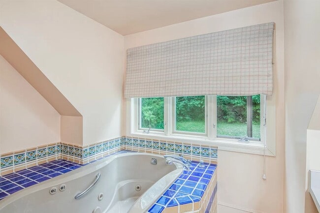 Building Photo - 5BD/3BA Beautiful House in South Burlington