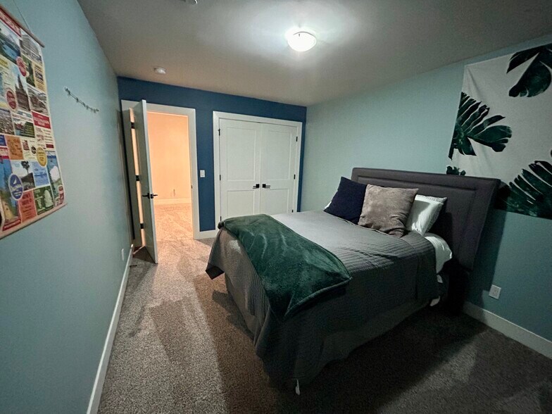 Queen bed - 33414 SE 114th St