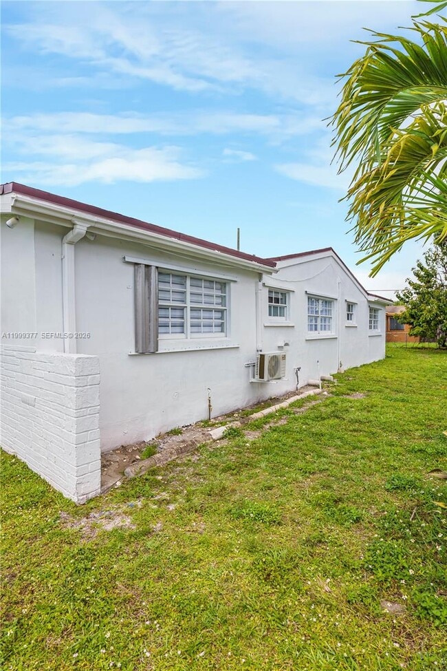 Building Photo - 7031 SW 27th Ct