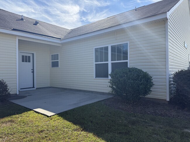 Building Photo - 600 Trellis Square