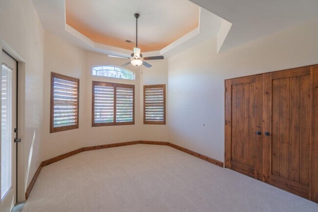 Building Photo - 340 Le Grande Cir