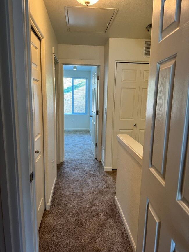 Building Photo - Stylish 2br/2.5ba Townhome with garage and AC in great Beaverton location