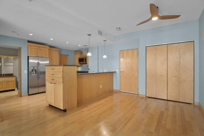 Building Photo - 309 W Washington Ave