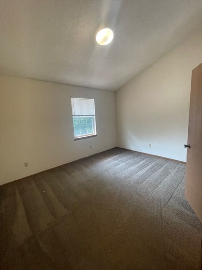 Building Photo - 3 Bedroom Townhome Close to College Avenue