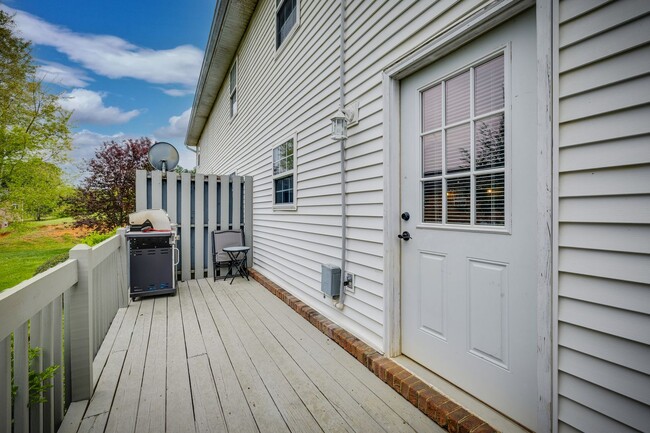 Building Photo - 2 br/ 1.5 bath condo Johnson City