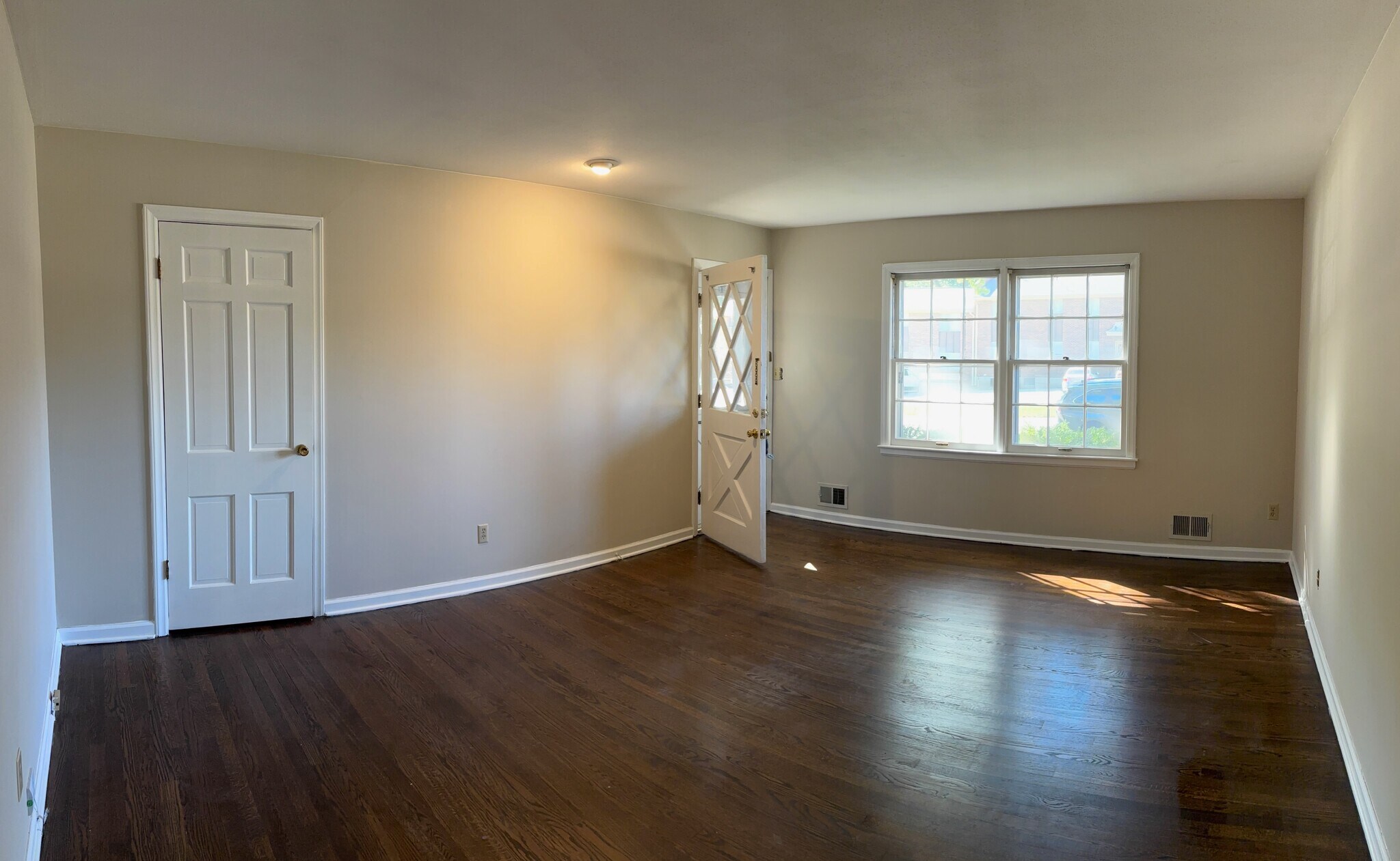 Living Room, front door - 4317 S Canterbury Pl