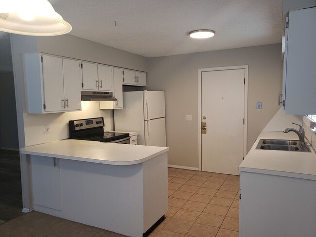 Building Photo - 1333 Meadowbrook Cir