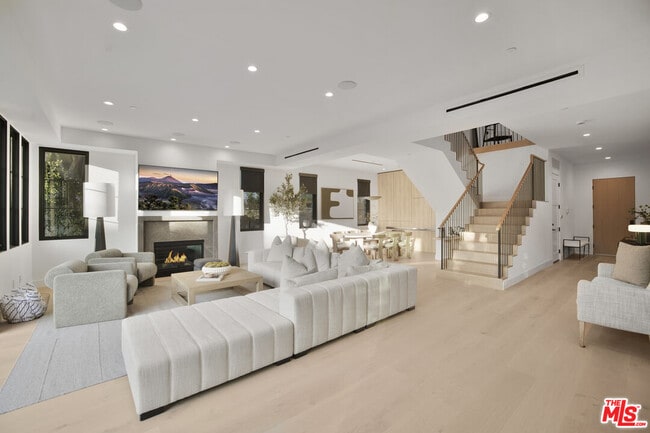 Building Photo - 4433 Kraft Ave