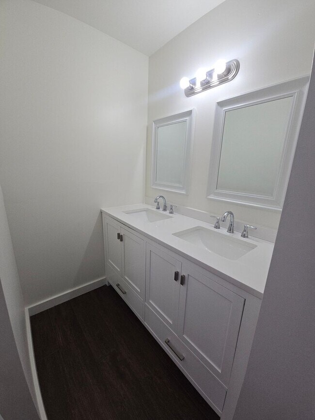 Building Photo - 1 bedroom with office and full bathroom