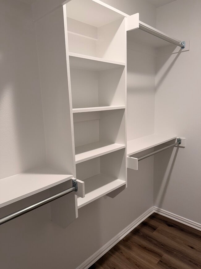 Building Photo - 713 Pemberly