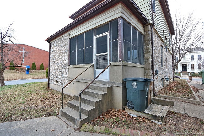 Building Photo - Three Story House Close to SEMO - June 2026- May 2027 Lease