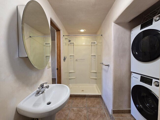 Building Photo - 624 Paulin St