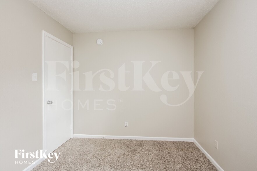 Building Photo - 1229 Kenwood Dr