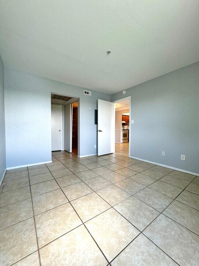 Building Photo - 2845 Winkler Ave