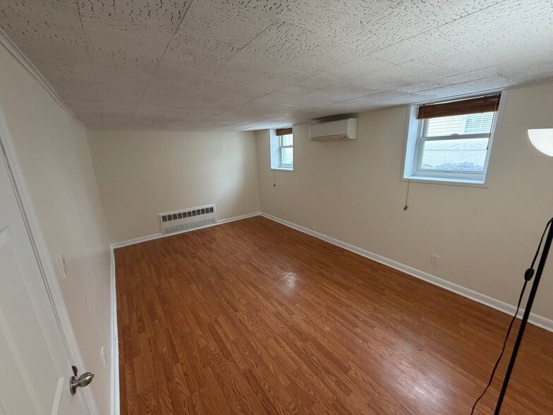 room 1 - 9505 165th Ave