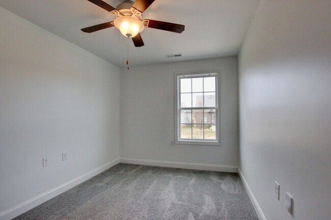 Building Photo - 702 Ellie Nat Dr