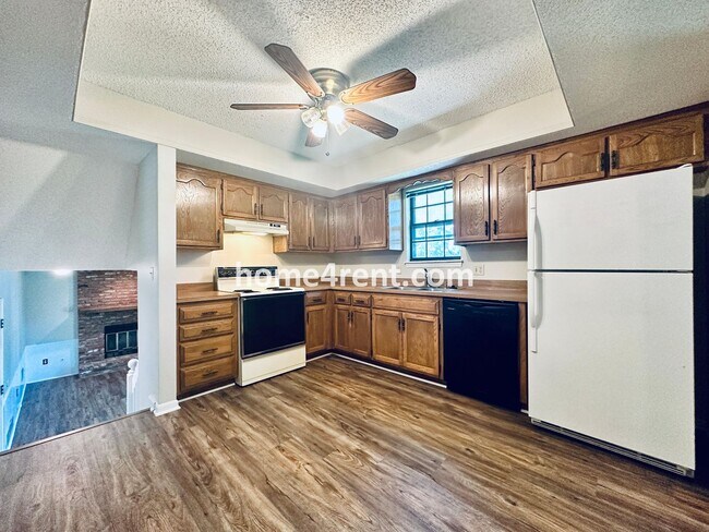 Building Photo - Beautiful Overland Park Home!