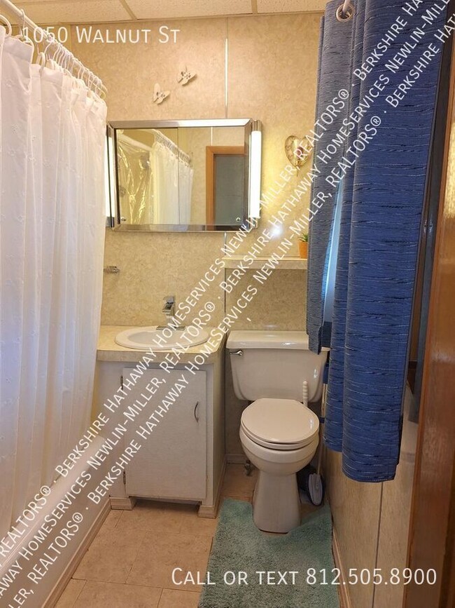 Building Photo - 1 Bedroom House Near Shopping, Parks and L...