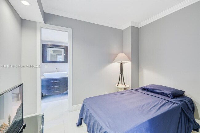 Building Photo - 5838 Collins Ave