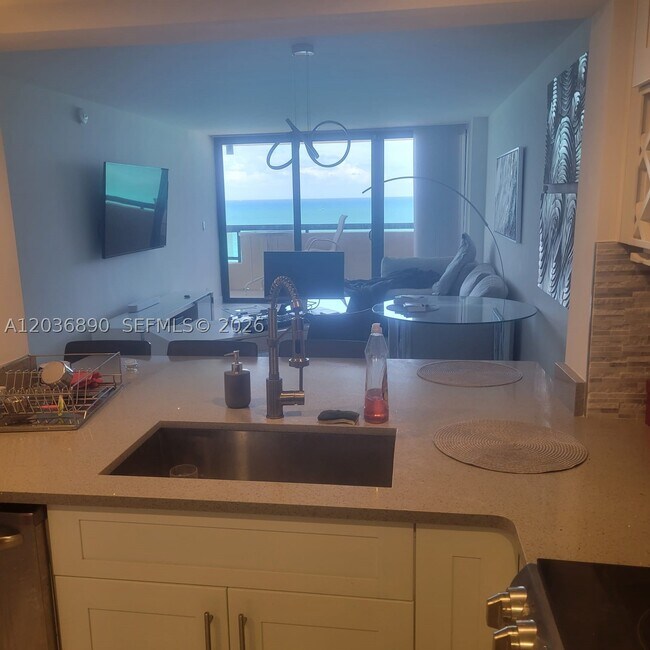Building Photo - 2555 Collins Ave