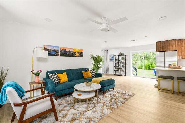 Building Photo - 11807 Oakwood Dr