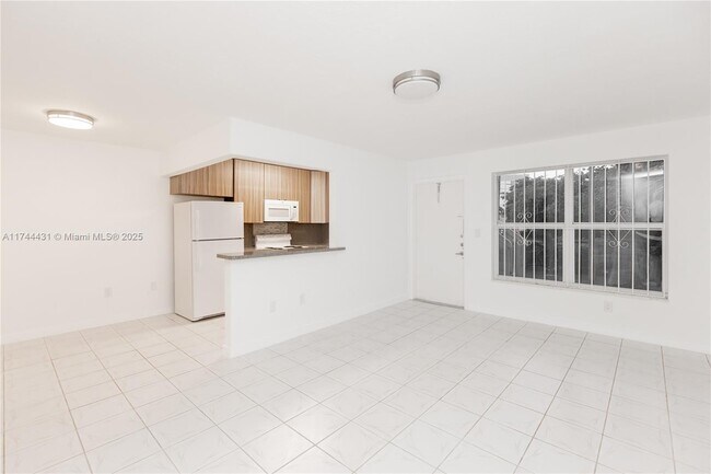 Building Photo - 1060 NE 78th St