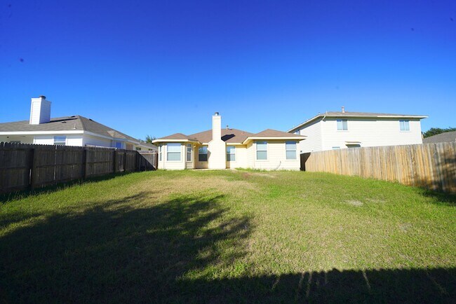 Building Photo - Beautifully Renovated Home Now Available in Converse.  Realtor Commission: $500