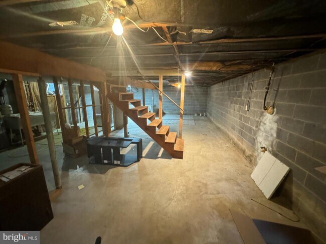 Building Photo - 901 Hillcrest Dr